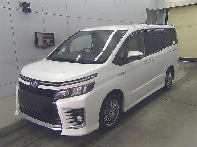 Toyota Voxy 3