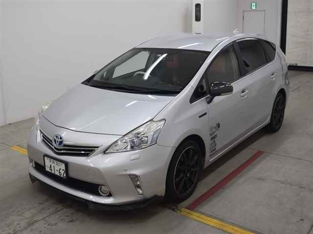 Toyota Prius Alpha 2014