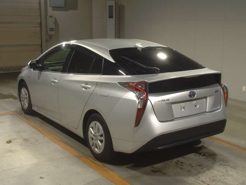 Тойота гибрид куплю россия. Toyota Prius 2016. Тойота Приус 50. Toyota Prius zvw50. Тойота Приус 2016г.