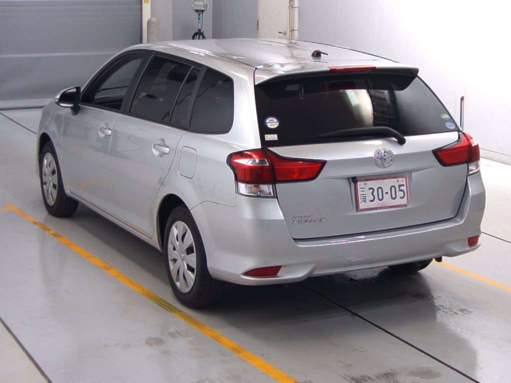 Toyota Corolla Fielder 2016 гибрид