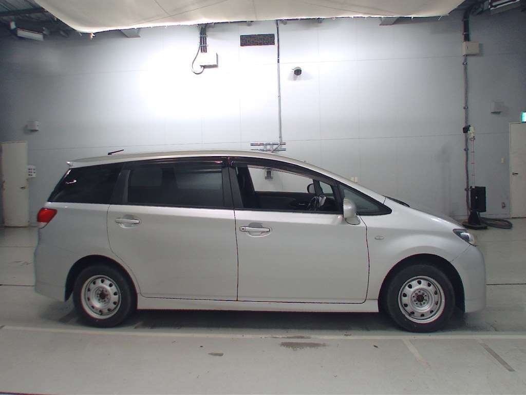 Toyota Wish 2021